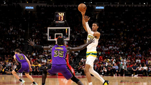 Rockets forward Jabari Smith Jr. (1) passes against Los Angeles Lakers forward Wenyen Gabriel.